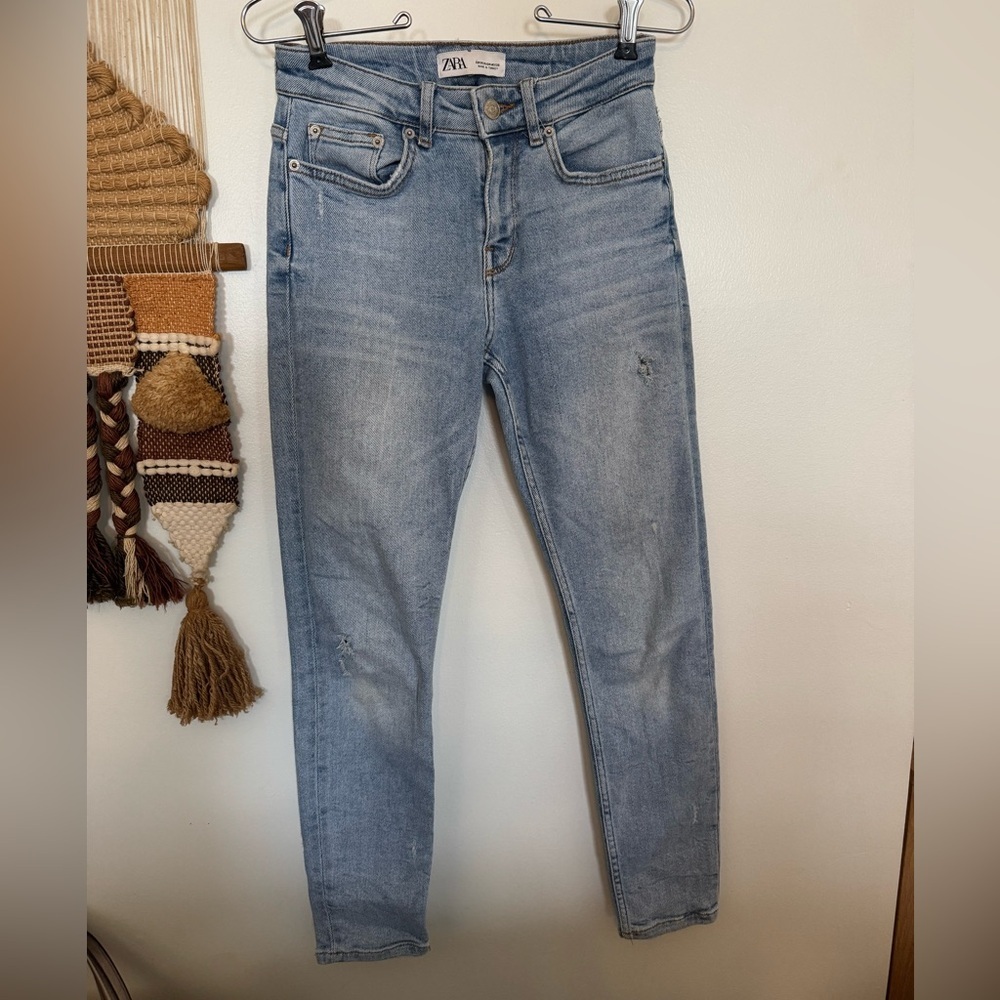 Zara Midrise Straight Light Wash Jean Size 4